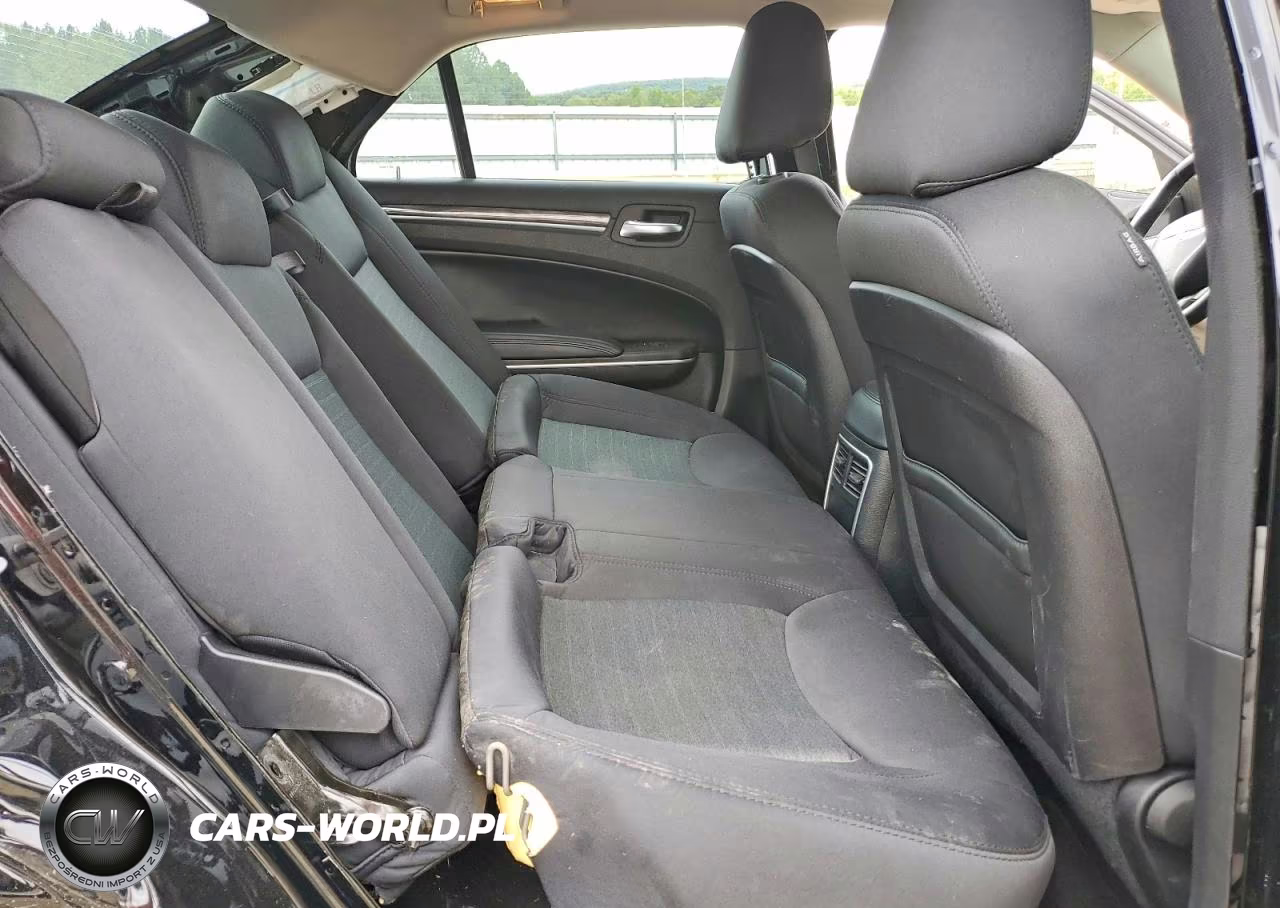 2019 Chrysler 300 Touring VIN:2C3CCAAG6KH636897 - 10