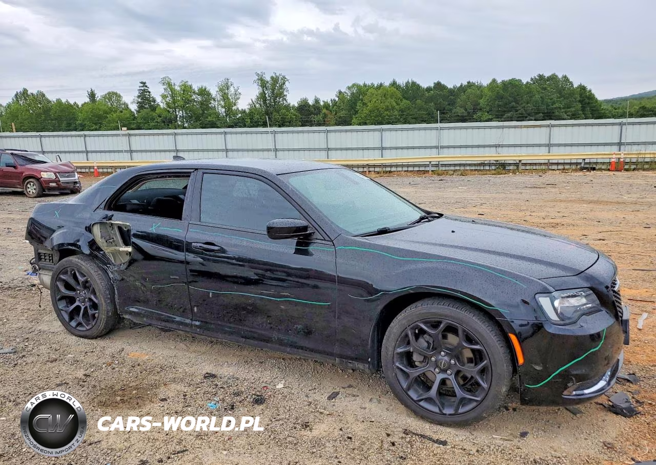 2019 Chrysler 300 Touring VIN:2C3CCAAG6KH636897 - 4