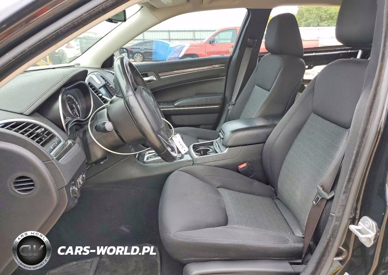 2019 Chrysler 300 Touring VIN:2C3CCAAG6KH636897 - 7