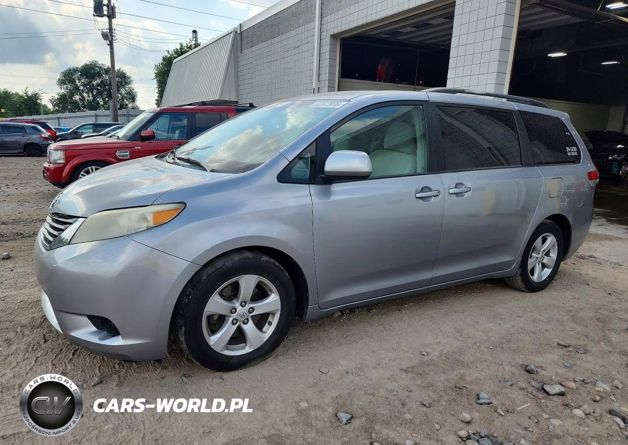 2013 Toyota Sienna Le – zdjęcie 1 z 13