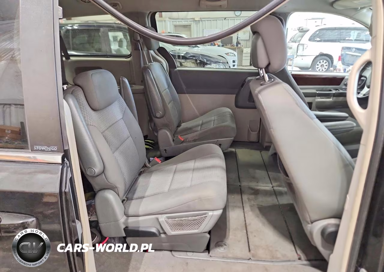 2010 Chrysler Town & Country Touring VIN:2A4RR5D14AR431987 - 11