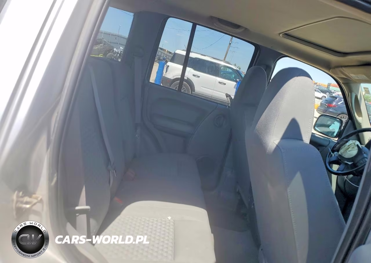 2005 Jeep Liberty Sport VIN:1J8GL485X5W700215 - 11