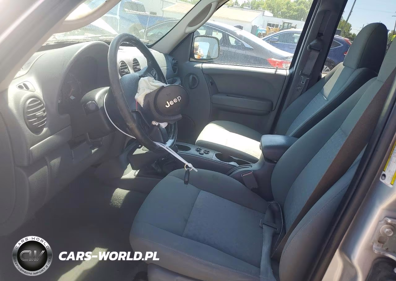 2005 Jeep Liberty Sport VIN:1J8GL485X5W700215 - 7