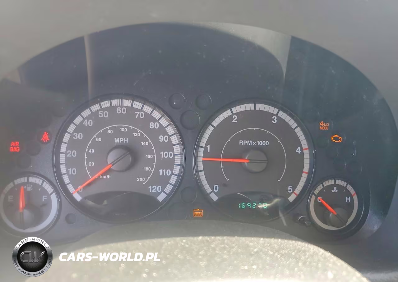 2005 Jeep Liberty Sport VIN:1J8GL485X5W700215 - 9