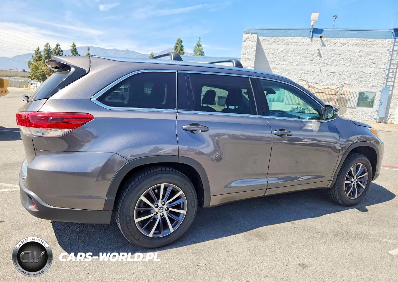 2018 Toyota Highlander Xle VIN:5TDKZRFH6JS529757 - 3