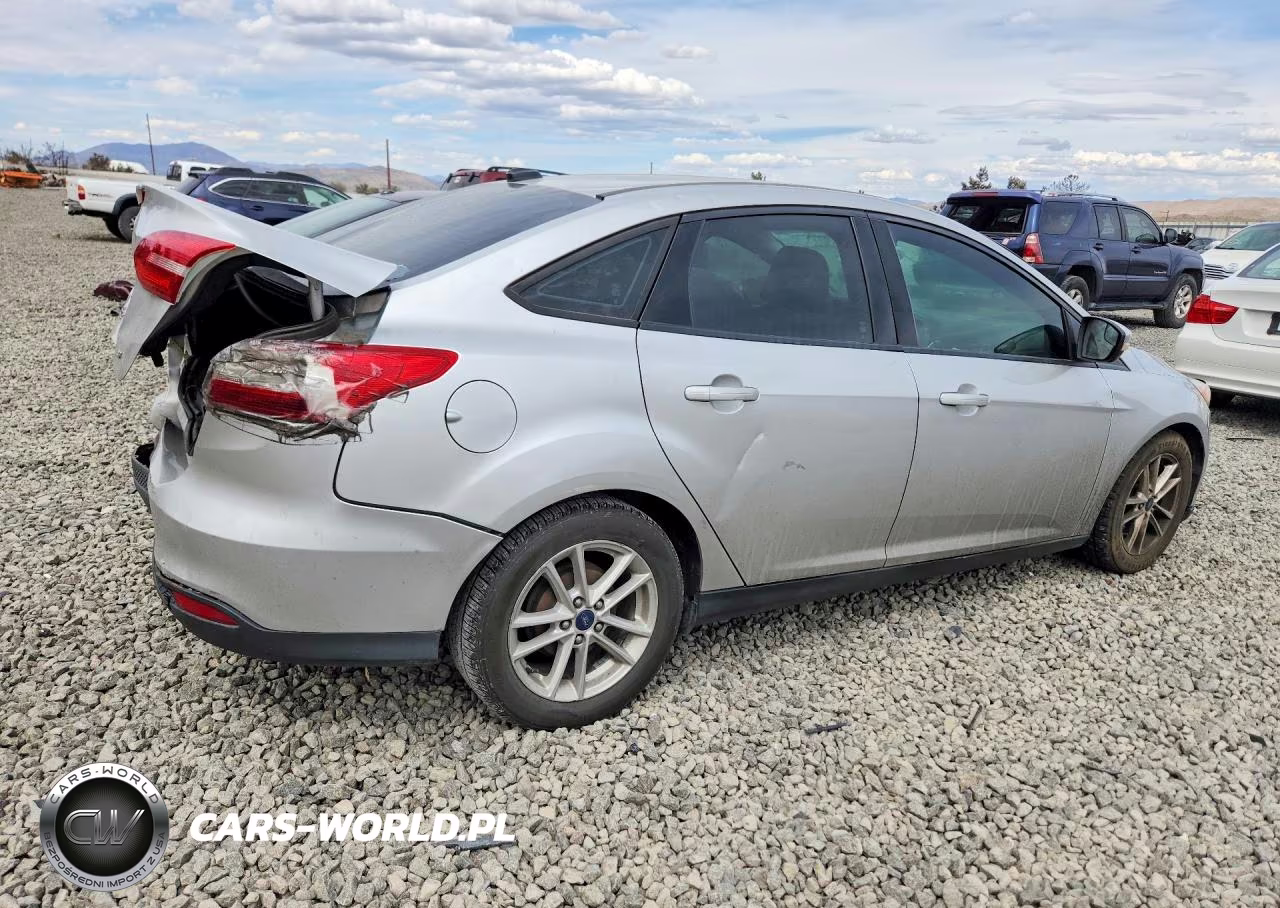 2017 Ford Focus Se VIN:1FADP3F29HL247654 - 3