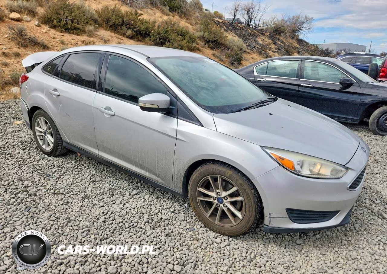 2017 Ford Focus Se VIN:1FADP3F29HL247654 - 4
