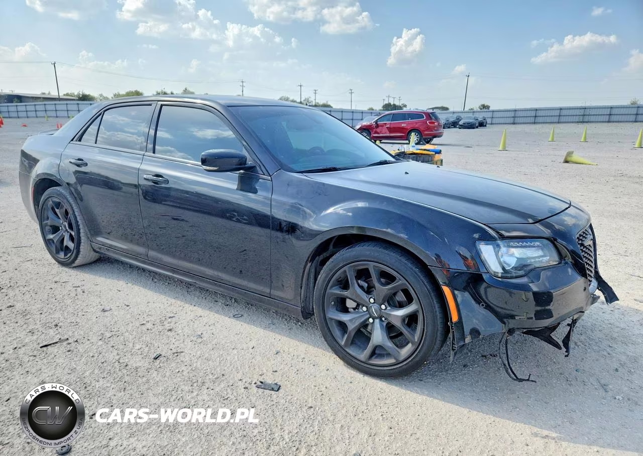 2023 Chrysler 300 Touring L VIN:2C3CCADG0PH556286 - 4