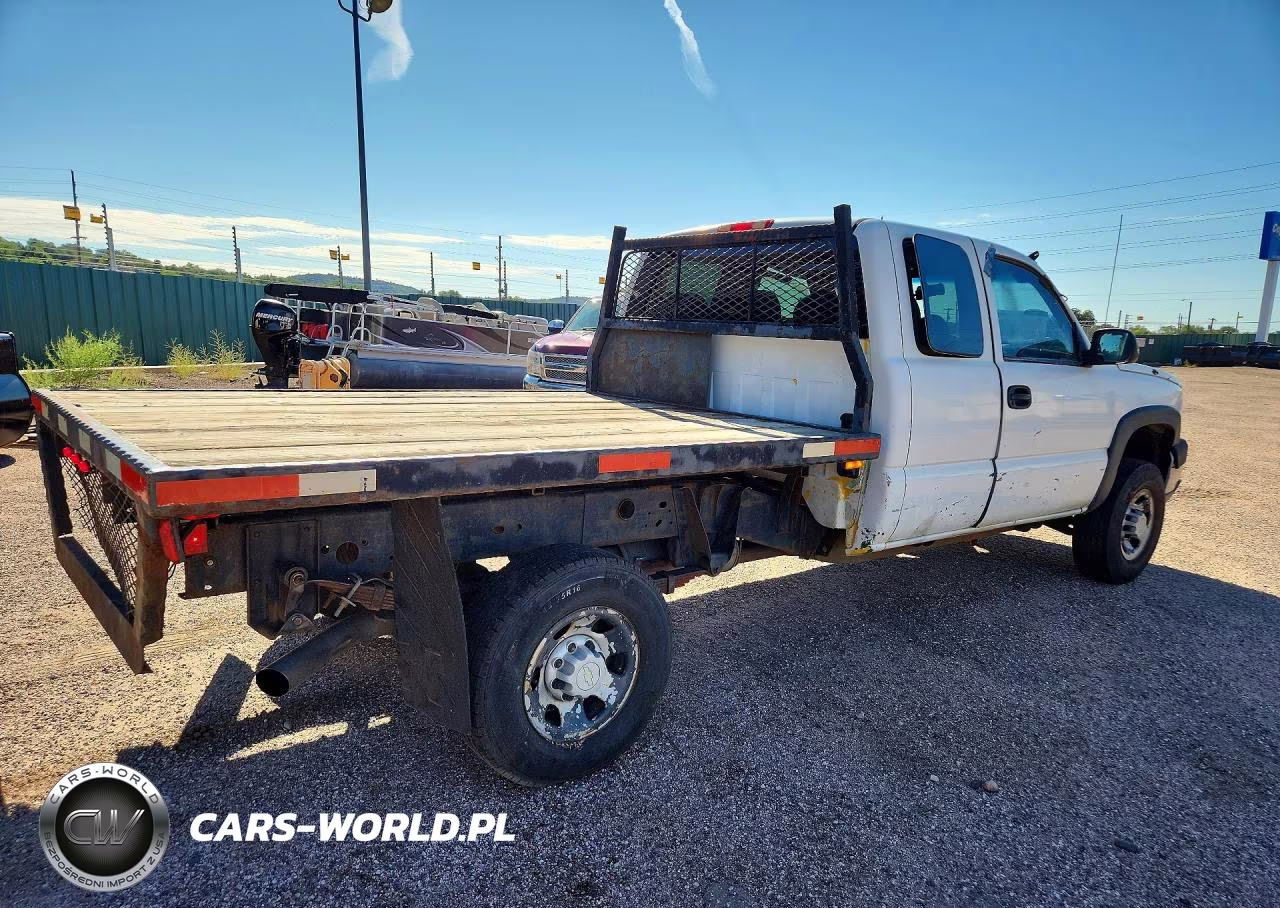 2005 Chevrolet Silverado K2500 Heavy Duty VIN:1GCHK29U45E111353 - 3