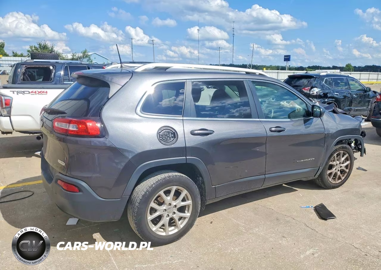 2017 Jeep Cherokee Latitude VIN:1C4PJLCB3HW516663 - 3