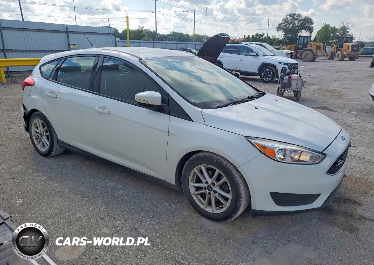 2017 Ford Focus Se VIN:1FADP3K29HL247353 - 4