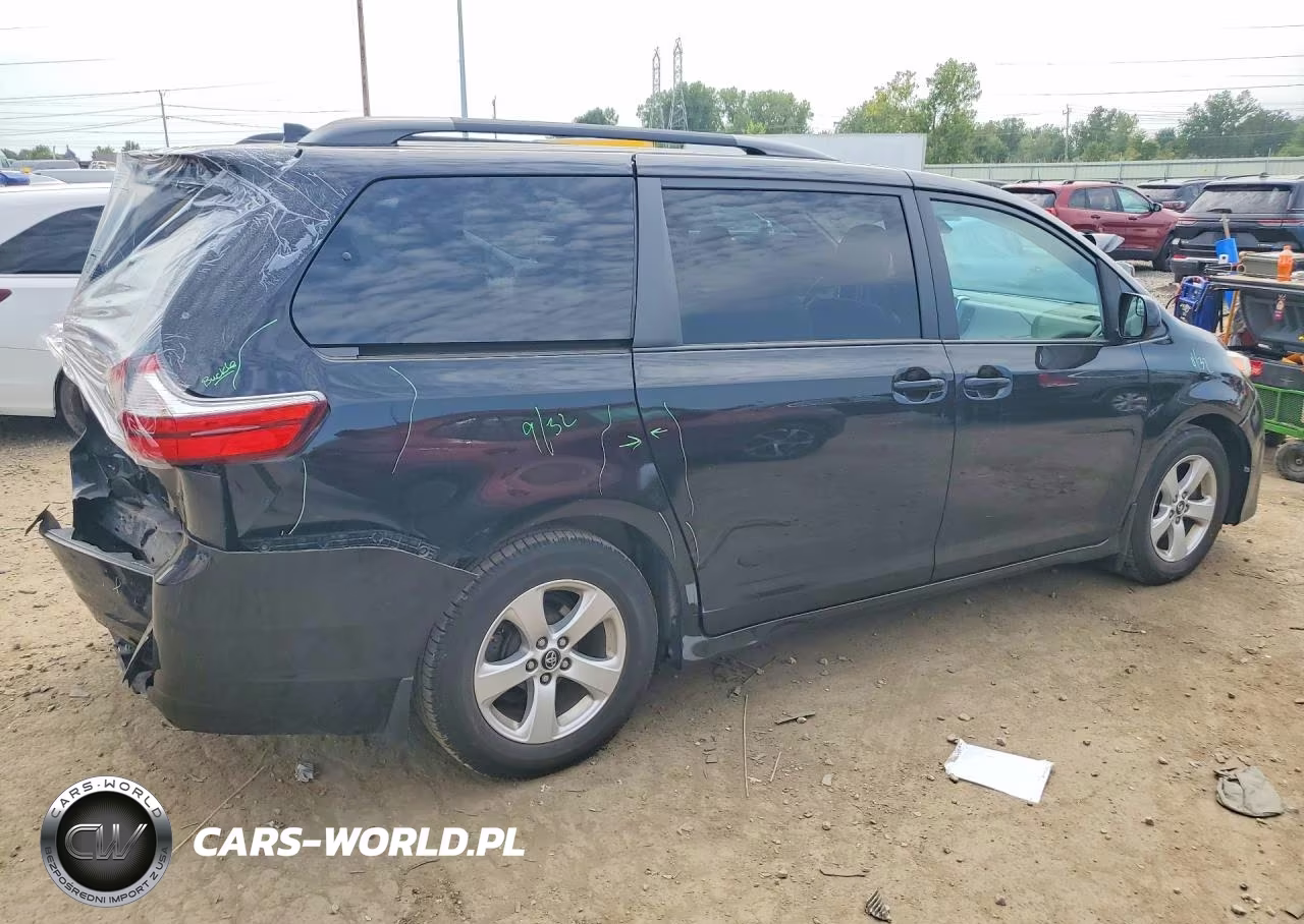 2018 Toyota Sienna Le VIN:5TDKZ3DC3JS911023 - 3