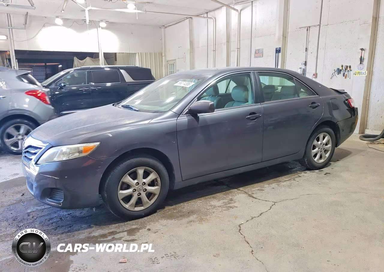 2010 Toyota Camry Le V6 – zdjęcie 1 z 12