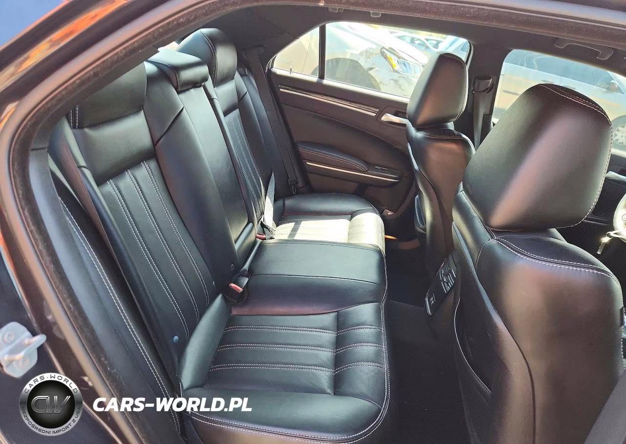 2019 Chrysler 300 S VIN:2C3CCAGG8KH561482 - 10