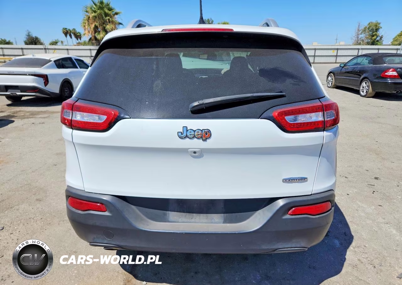 2015 Jeep Cherokee Latitude VIN:1C4PJLCB8FW759768 - 6
