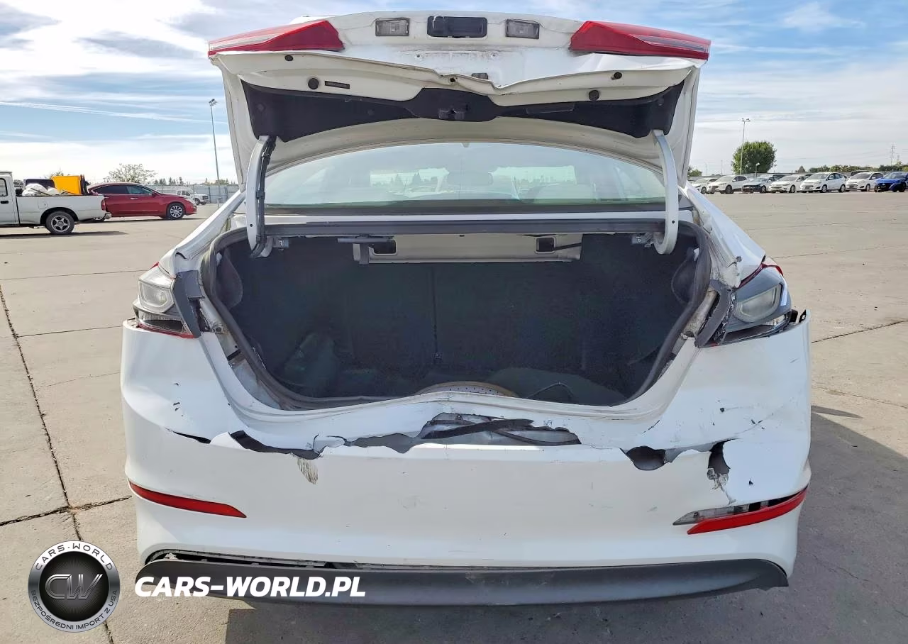 2018 Hyundai Elantra Value Edition VIN:5NPD84LF2JH267226 - 6