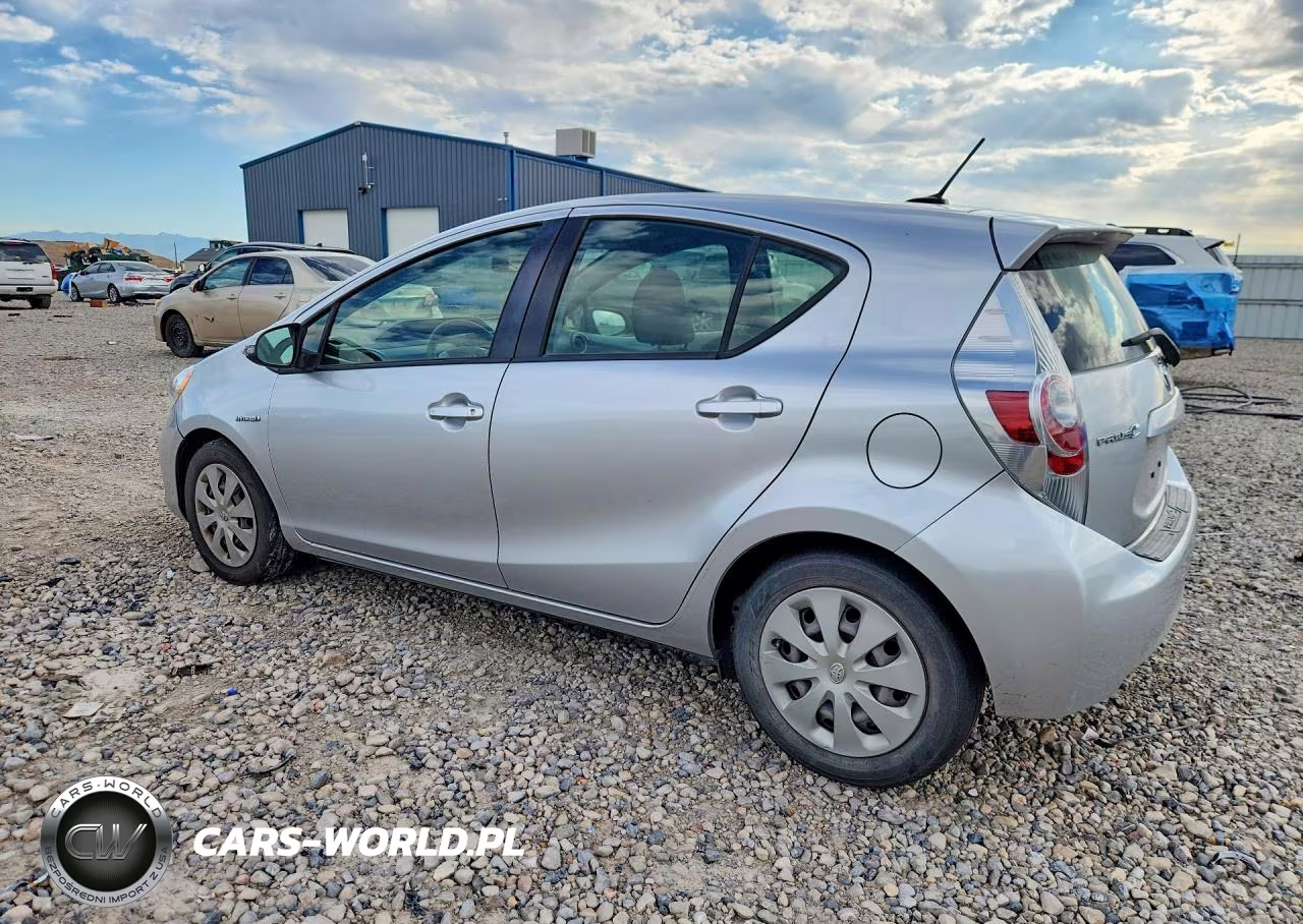 2014 Toyota Prius C Three VIN:JTDKDTB31E1560097 - 2
