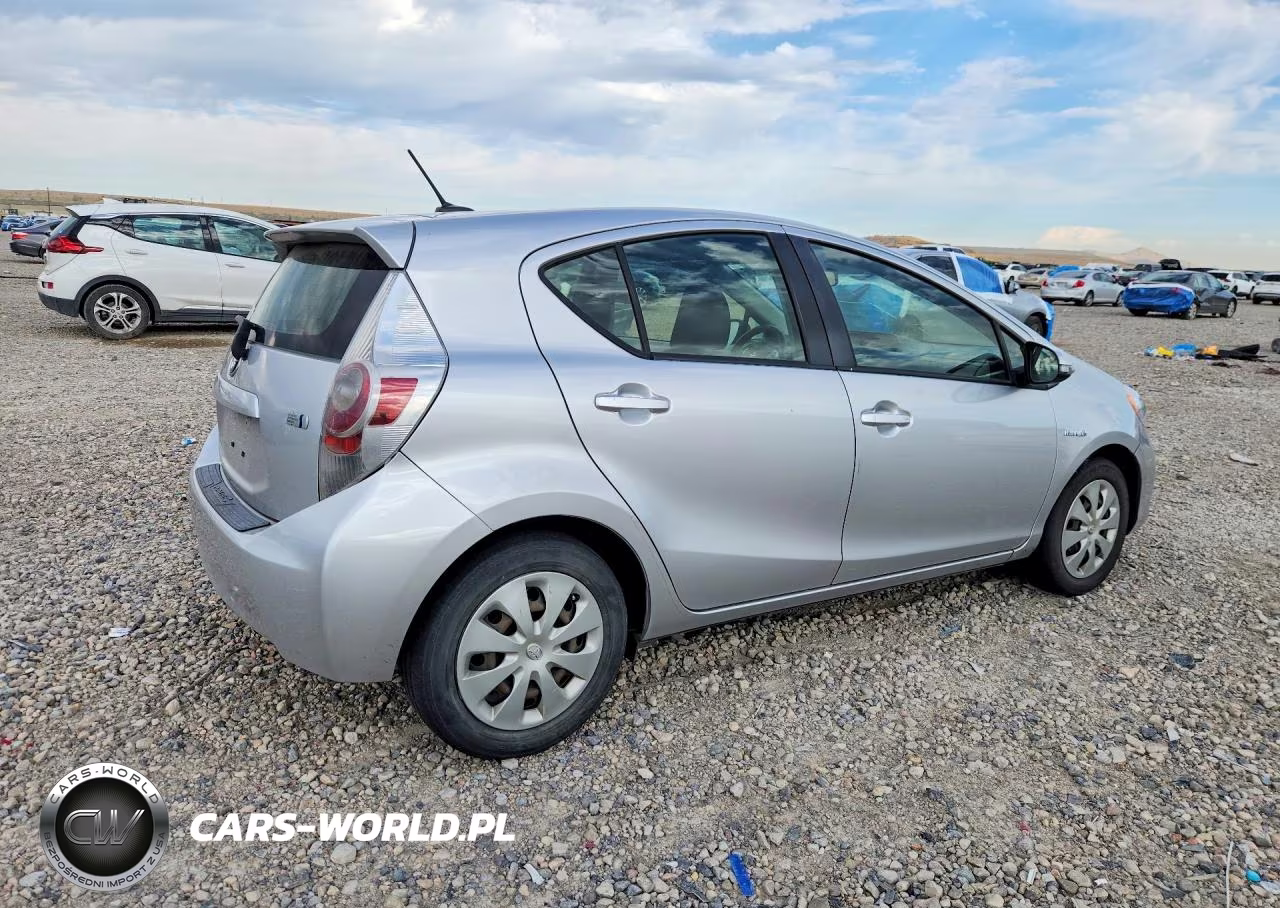 2014 Toyota Prius C Three VIN:JTDKDTB31E1560097 - 3