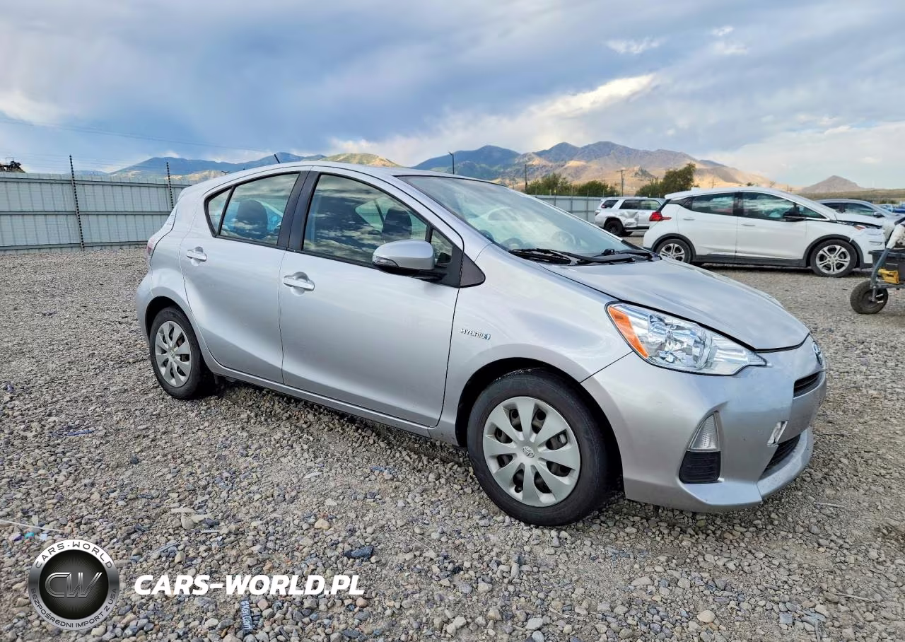 2014 Toyota Prius C Three VIN:JTDKDTB31E1560097 - 4