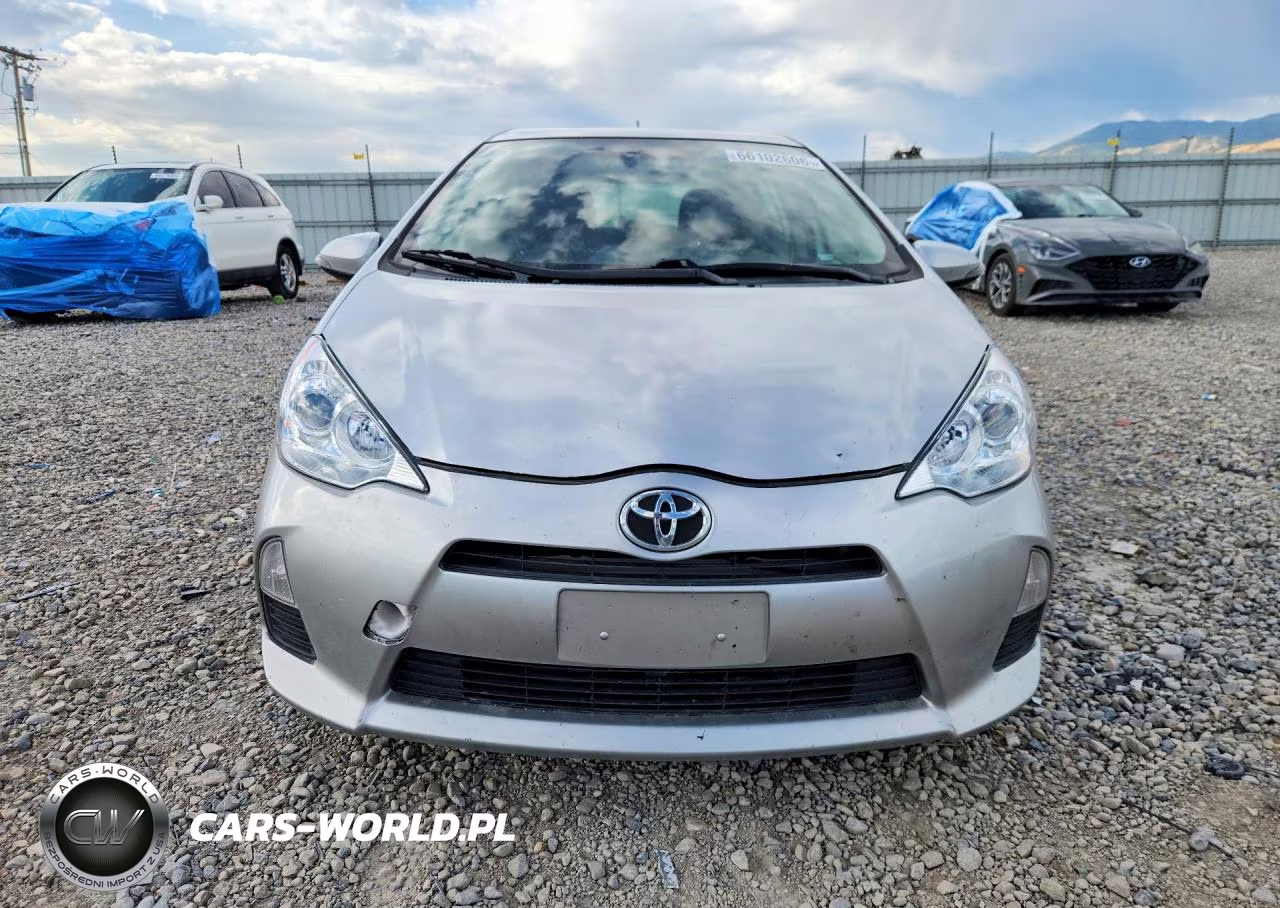 2014 Toyota Prius C Three VIN:JTDKDTB31E1560097 - 5