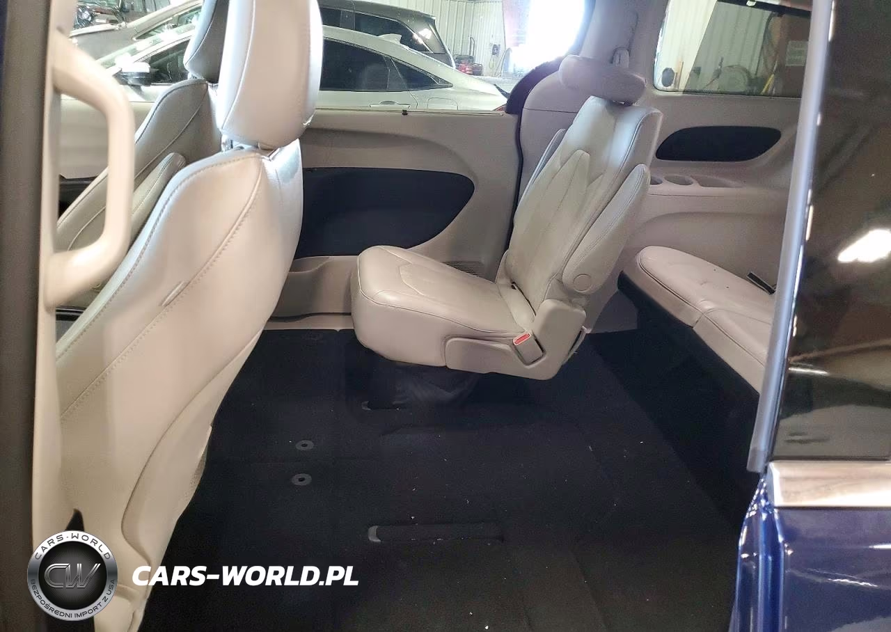 2018 Chrysler Pacifica Touring L VIN:2C4RC1BG0JR127868 - 11