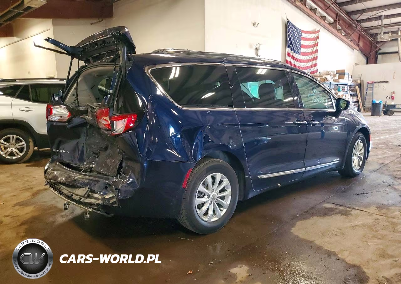 2018 Chrysler Pacifica Touring L VIN:2C4RC1BG0JR127868 - 3