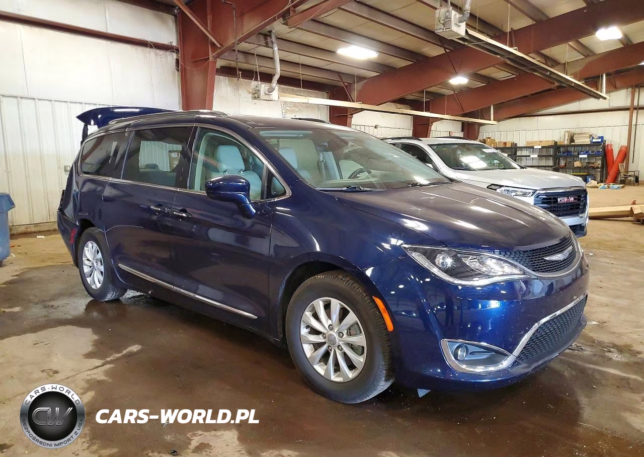 2018 Chrysler Pacifica Touring L VIN:2C4RC1BG0JR127868 - 4