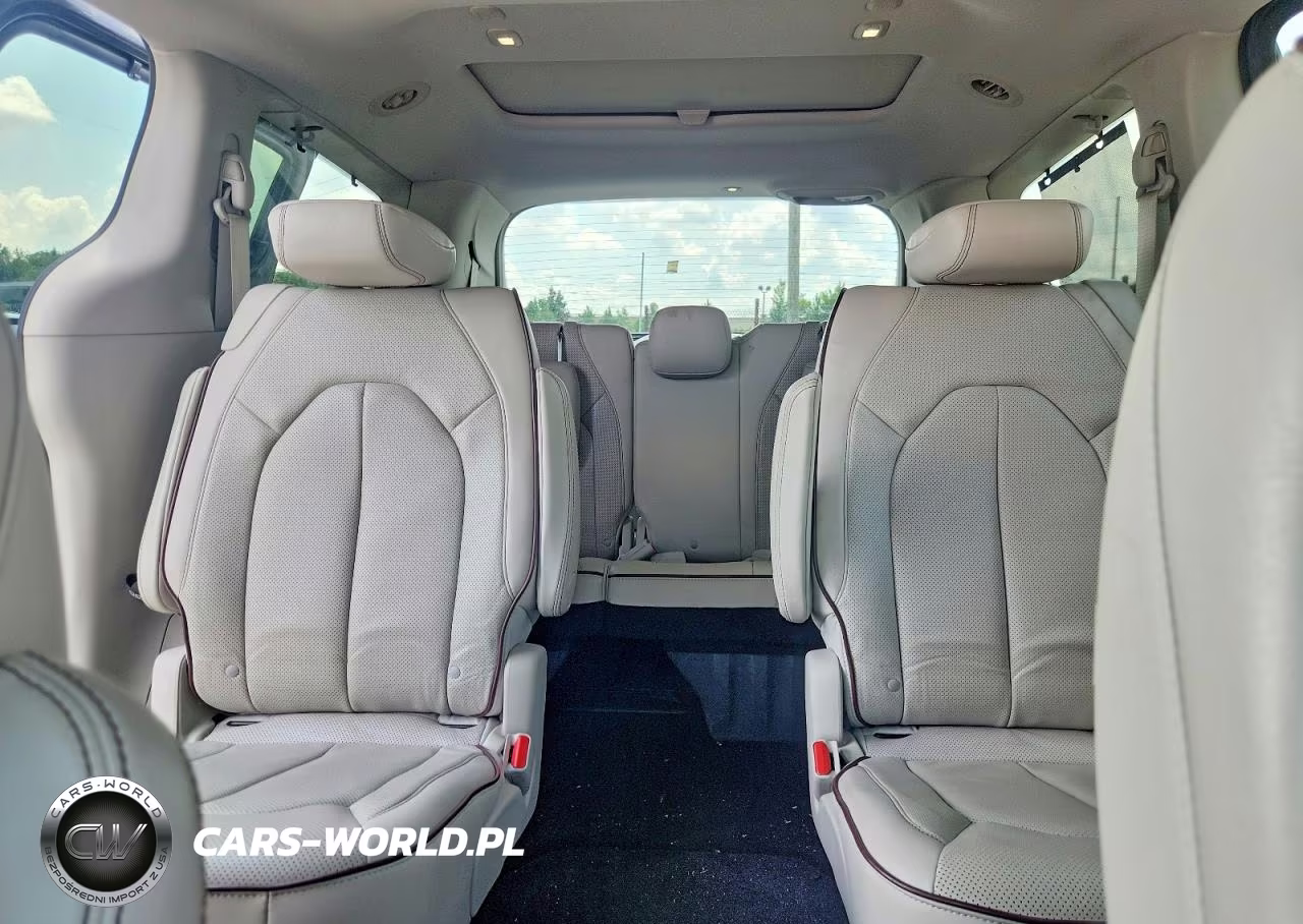 2017 Chrysler Pacifica Limited VIN:2C4RC1GGXHR560830 - 10