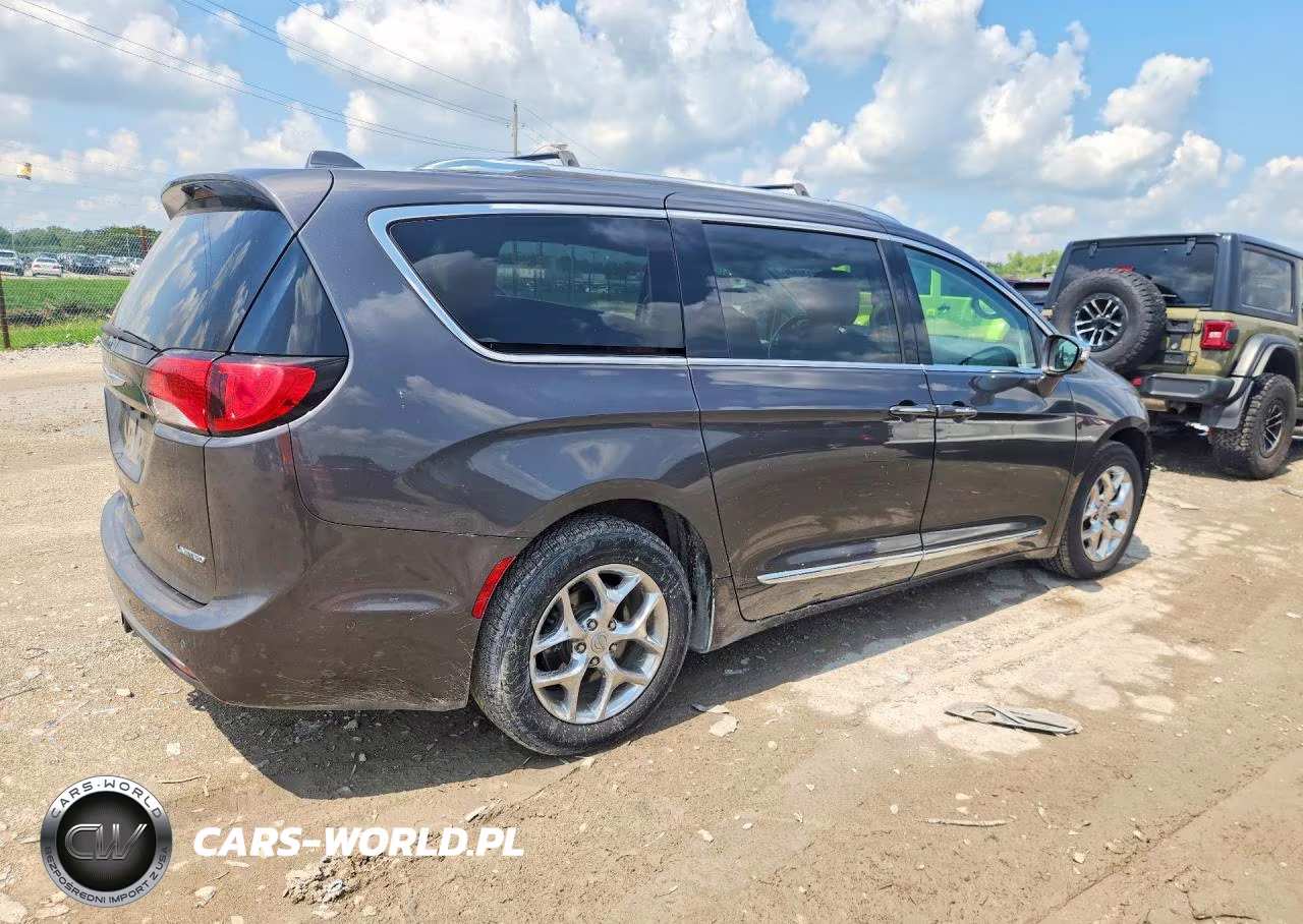 2017 Chrysler Pacifica Limited VIN:2C4RC1GGXHR560830 - 3