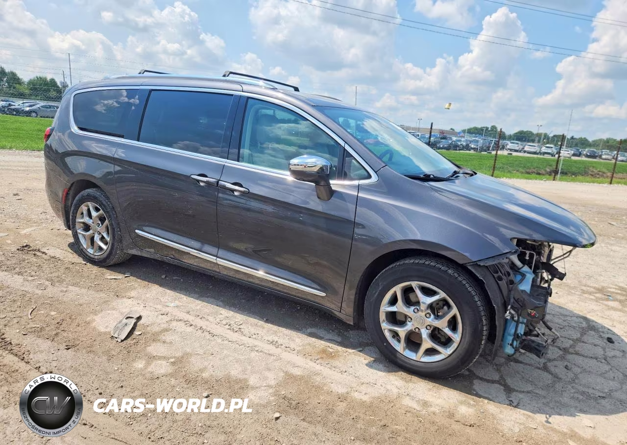 2017 Chrysler Pacifica Limited VIN:2C4RC1GGXHR560830 - 4