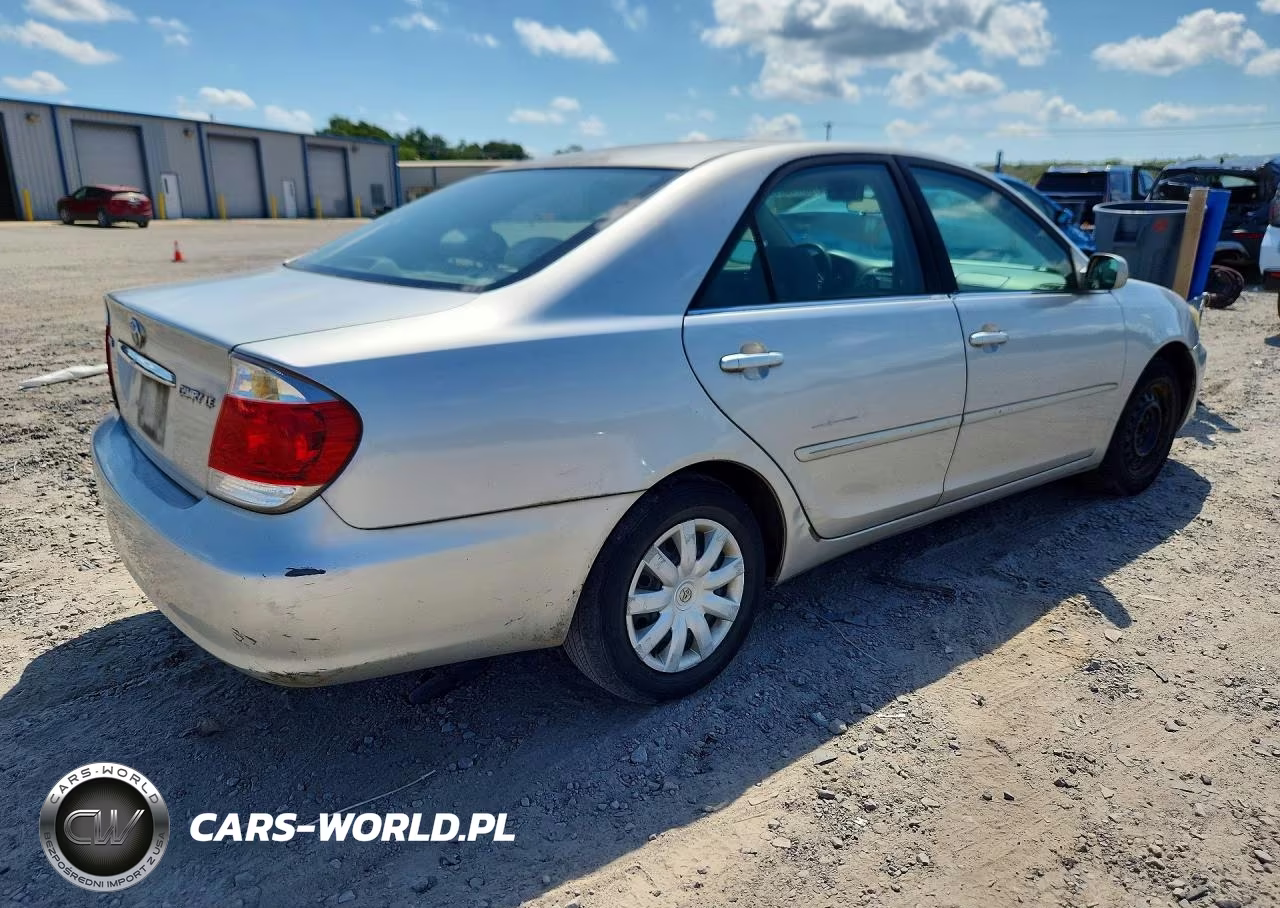 2005 Toyota Camry Le VIN:4T1BE32K75U585553 - 3