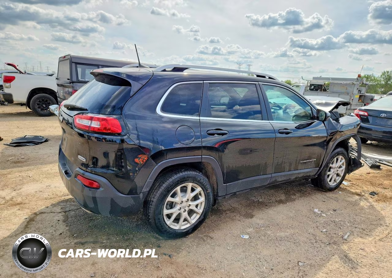 2017 Jeep Cherokee Latitude VIN:1C4PJMCS3HW635920 - 3