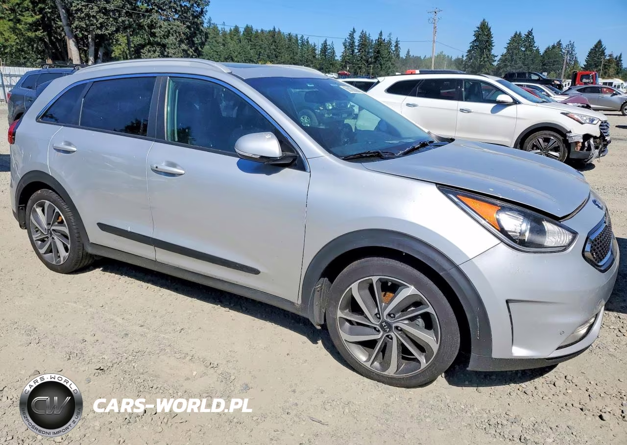 2018 Kia Niro Touring VIN:KNDCE3LC3J5170508 - 4