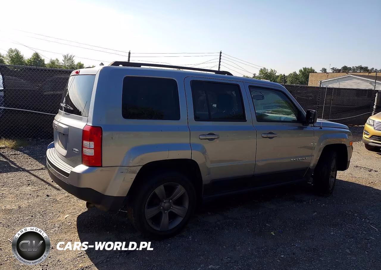 2015 Jeep Patriot Latitude VIN:1C4NJPFA0FD318567 - 3