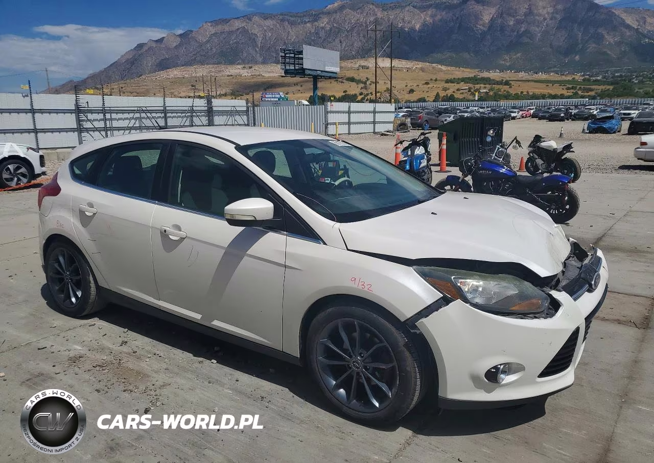 2014 Ford Focus Titanium VIN:1FADP3N28EL149535 - 4