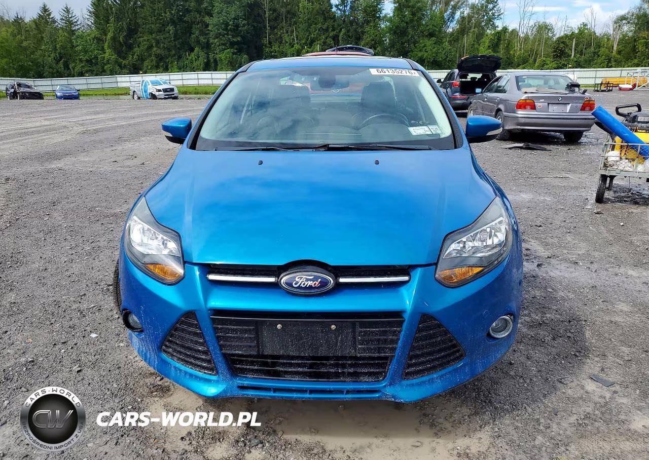 2012 Ford Focus Titanium VIN:1FAHP3J2XCL390615 - 5