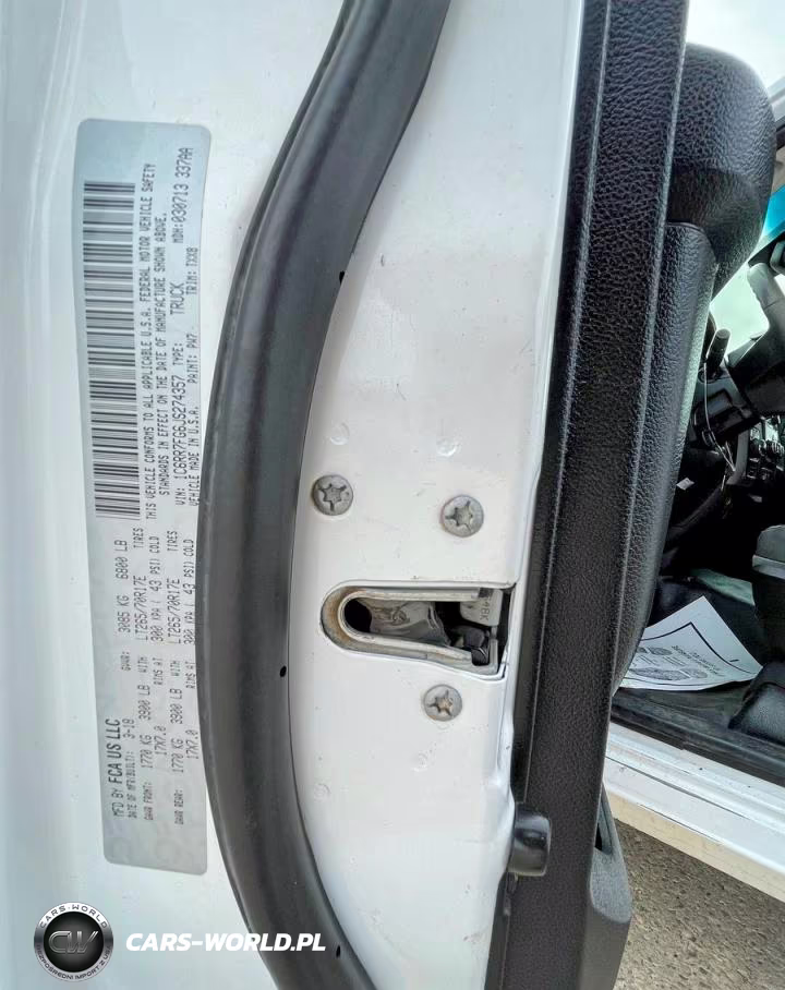 RAM 1500 ST VIN:1C6RR7FG6JS274357 - 10