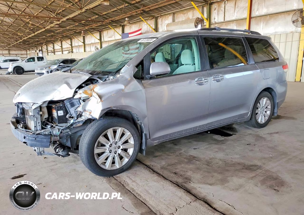 2011 Toyota Sienna Le – zdjęcie 1 z 13