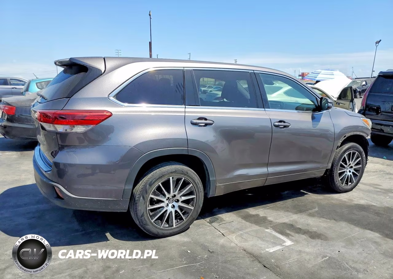 2018 Toyota Highlander Le VIN:5TDZARFHXJS039859 - 3
