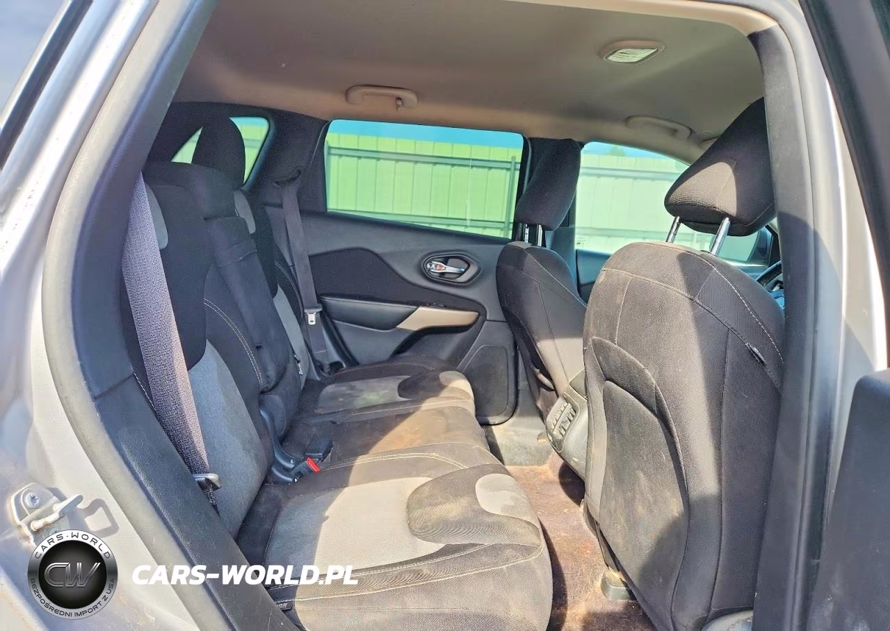 2018 Jeep Cherokee Latitude VIN:1C4PJMCXXJD543622 - 11