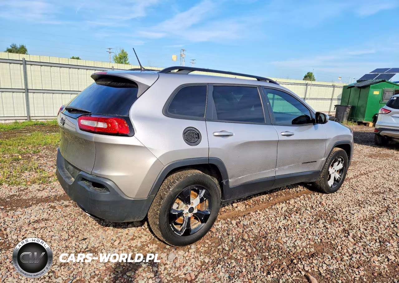 2018 Jeep Cherokee Latitude VIN:1C4PJMCXXJD543622 - 3