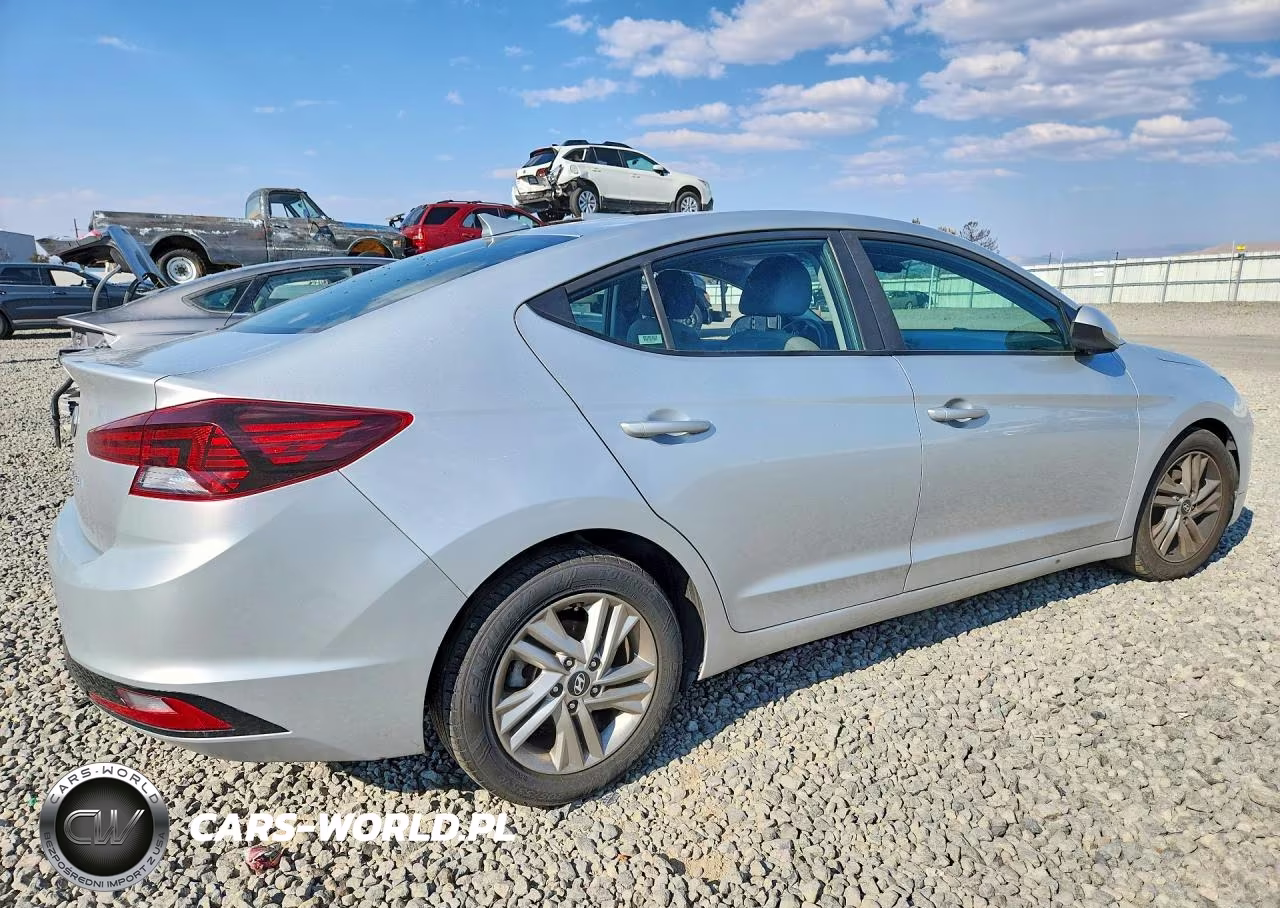 2019 Hyundai Elantra Sel VIN:5NPD84LF3KH460180 - 3
