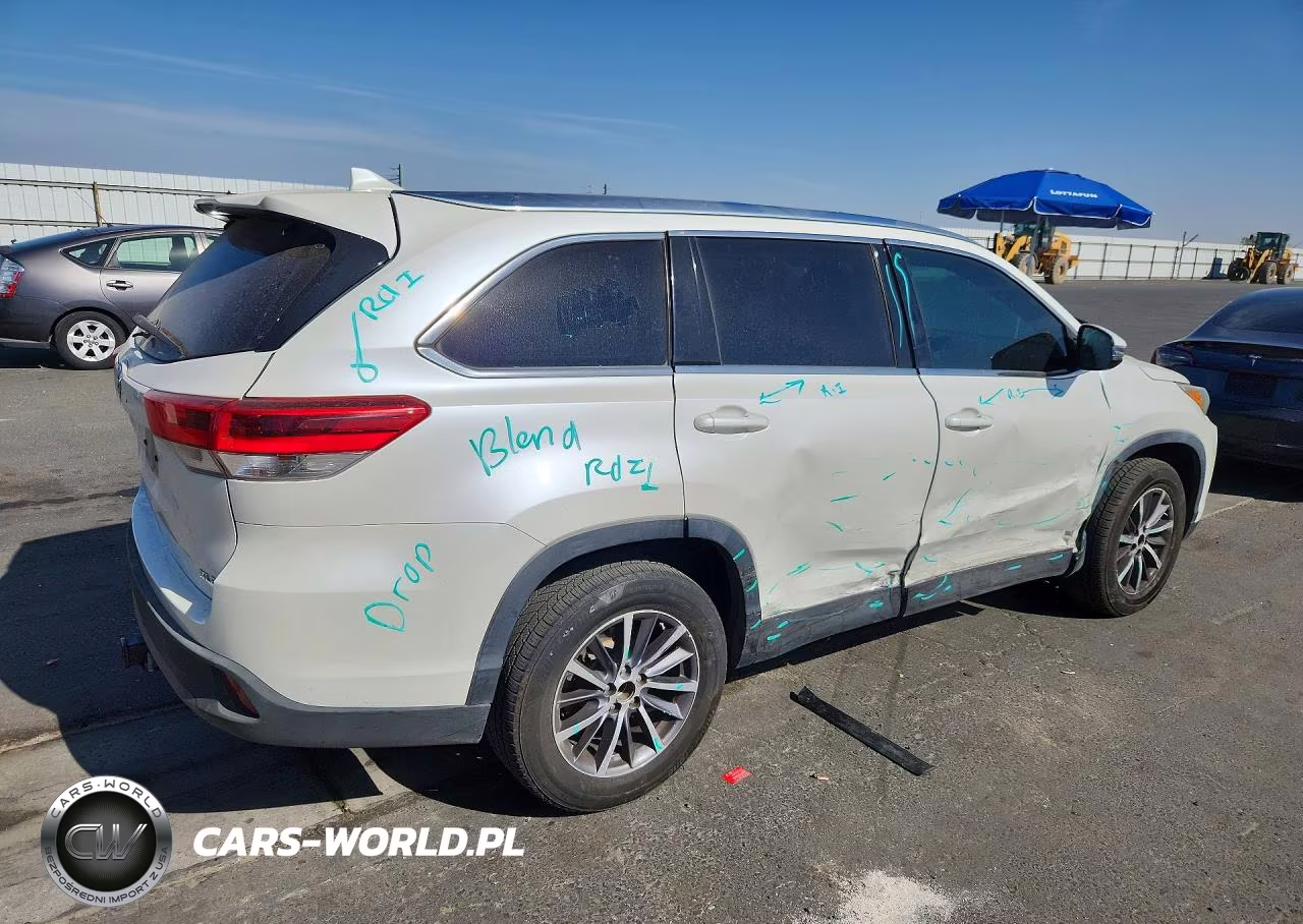 2019 Toyota Highlander Xle VIN:5TDKZRFH1KS345666 - 3