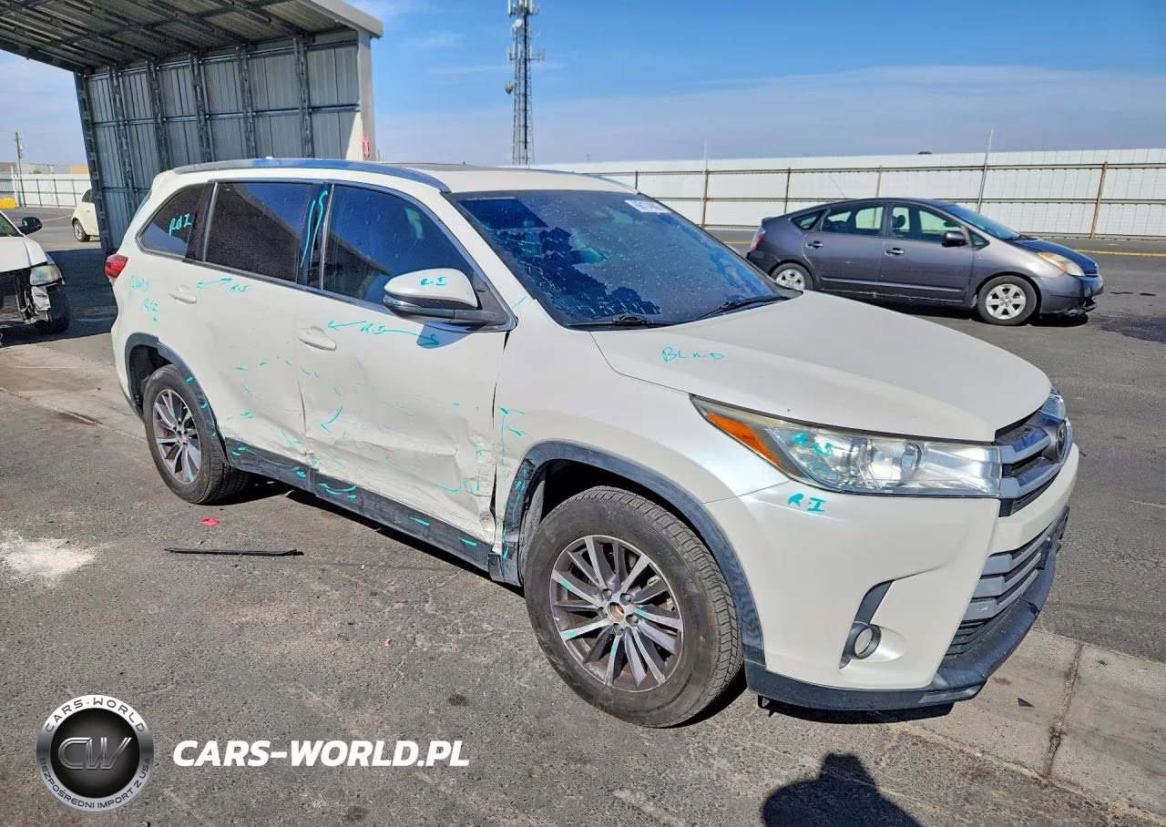 2019 Toyota Highlander Xle VIN:5TDKZRFH1KS345666 - 4