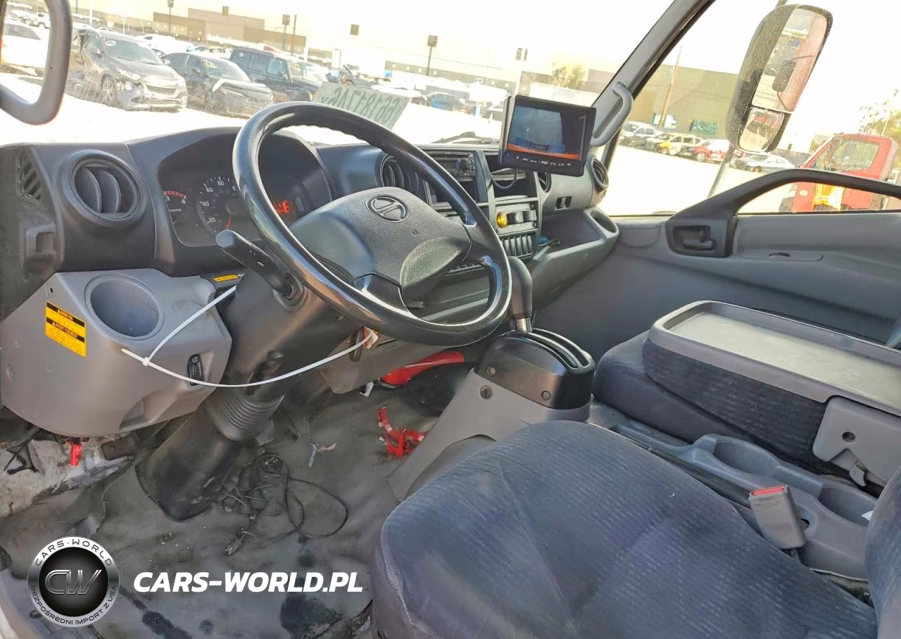 2018 Hino 195 Box Truck VIN:JHHSDM2H3JK006210 - 8
