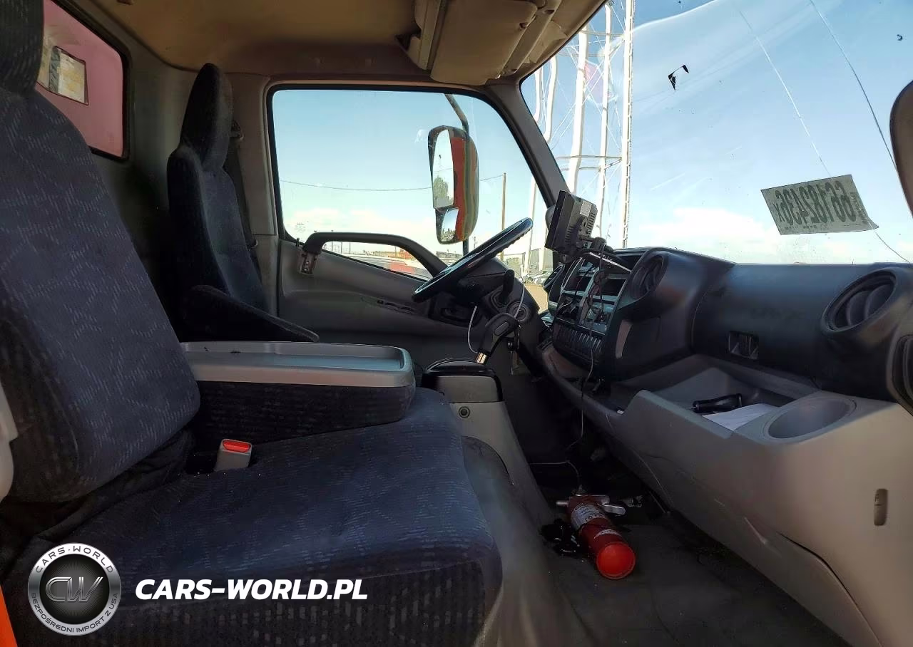 2018 Hino 195 Box Truck VIN:JHHSDM2HXJK006396 - 11