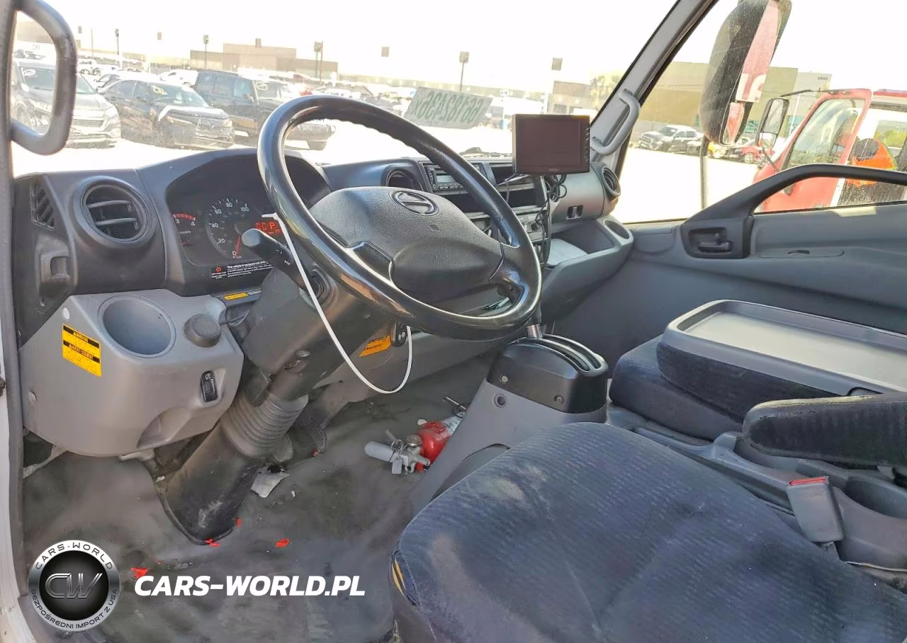 2018 Hino 195 Box Truck VIN:JHHSDM2HXJK006396 - 8