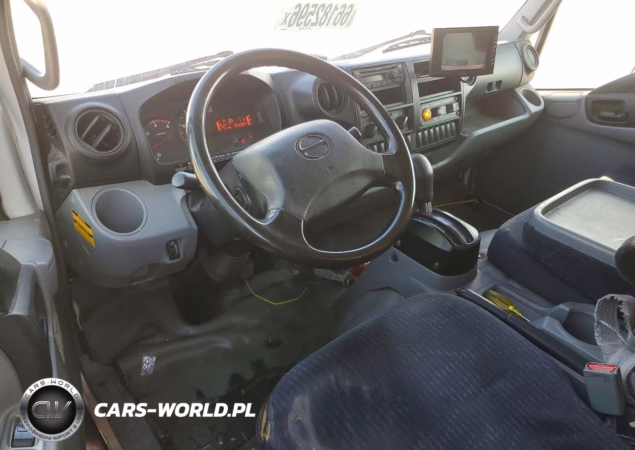2018 Hino 195 Box Truck VIN:JHHSDM2H7JK006324 - 8