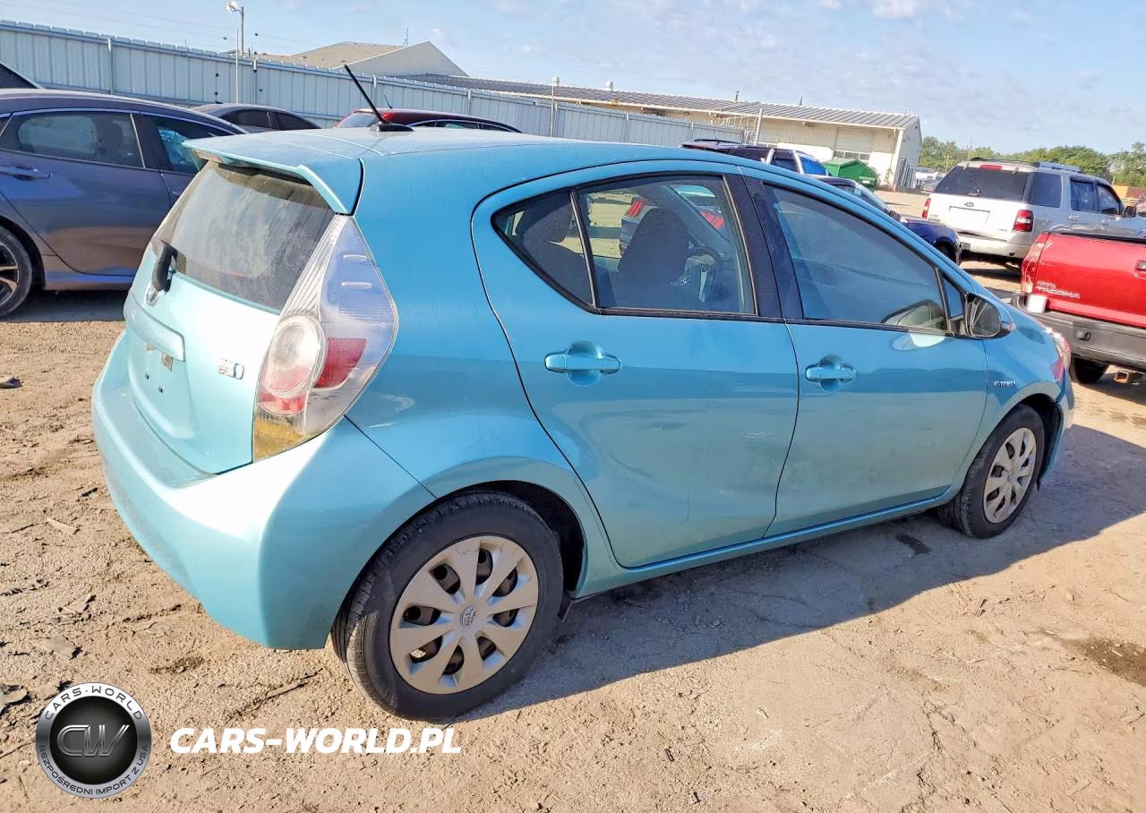2013 Toyota Prius C Three VIN:JTDKDTB31D1056292 - 3