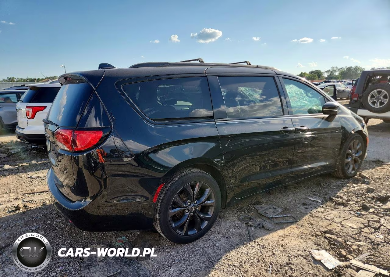 2018 Chrysler Pacifica Limited VIN:2C4RC1GG8JR289269 - 3